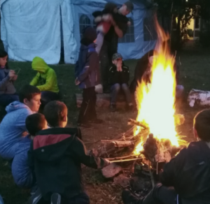Kinder am Lagerfeuer
